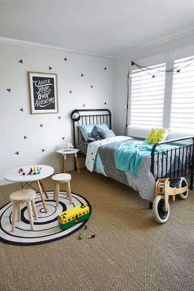 Decoração com carpete para quarto e tapete redondo. Fonte: OKKA