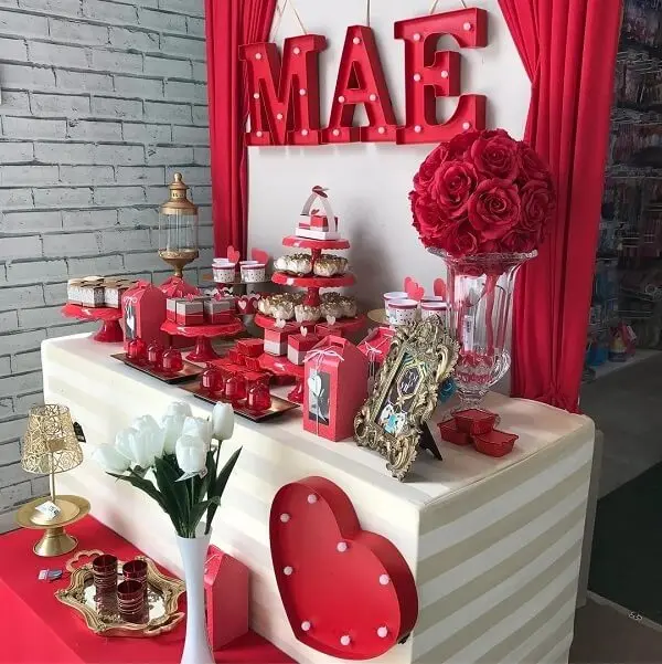 Decoração dia das mães: aposte na cor vermelha para compor a mesa do bolo. Fonte: Pettit Mix