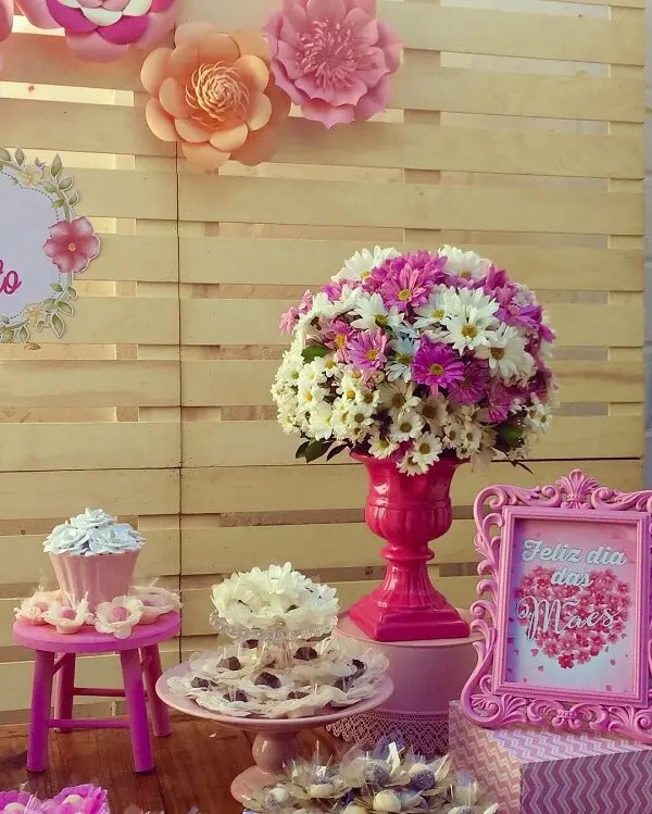 Decoração dia das mães: flores do campo decoram a mesa de doces. Fonte: Bonne Party