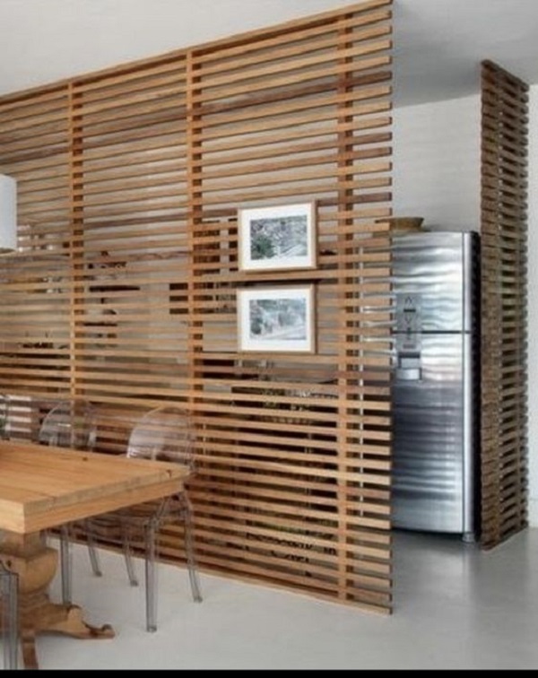 Divisória de cozinha com brise de madeira horizontal