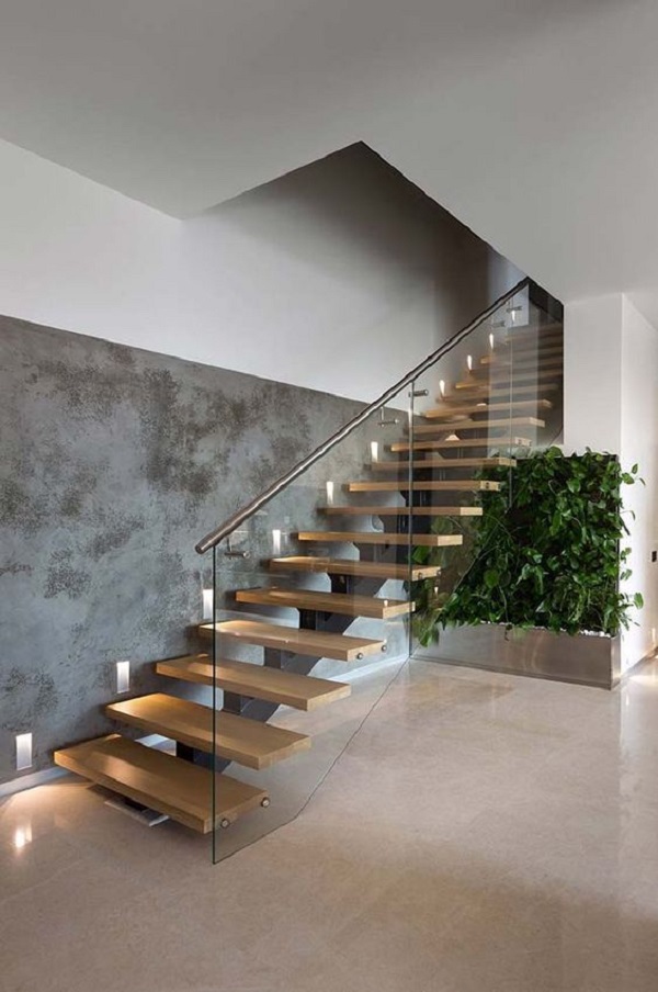 Escada de madeira para casa moderna com guarda corpo de vidro