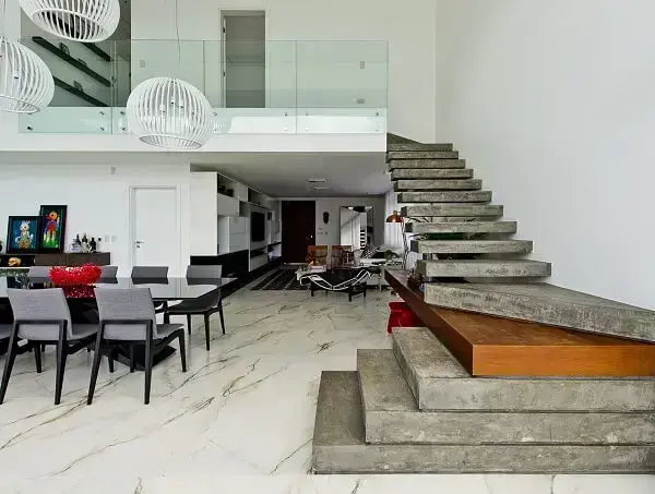 Escada para casa de concreto e piso de mármore 