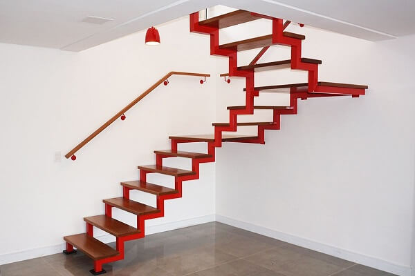Escada para casa metalica na cor vermelha para revestimento de madeira