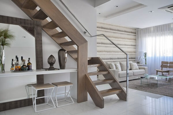 Escadas para casa de madeira com móveis moderno