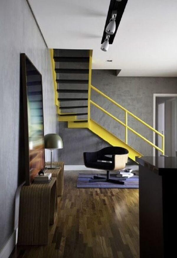 Escadas para casa coloridas na cor amarela