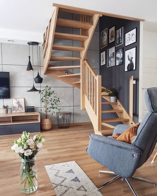 Escadas para casa de madeira com móveis modernos