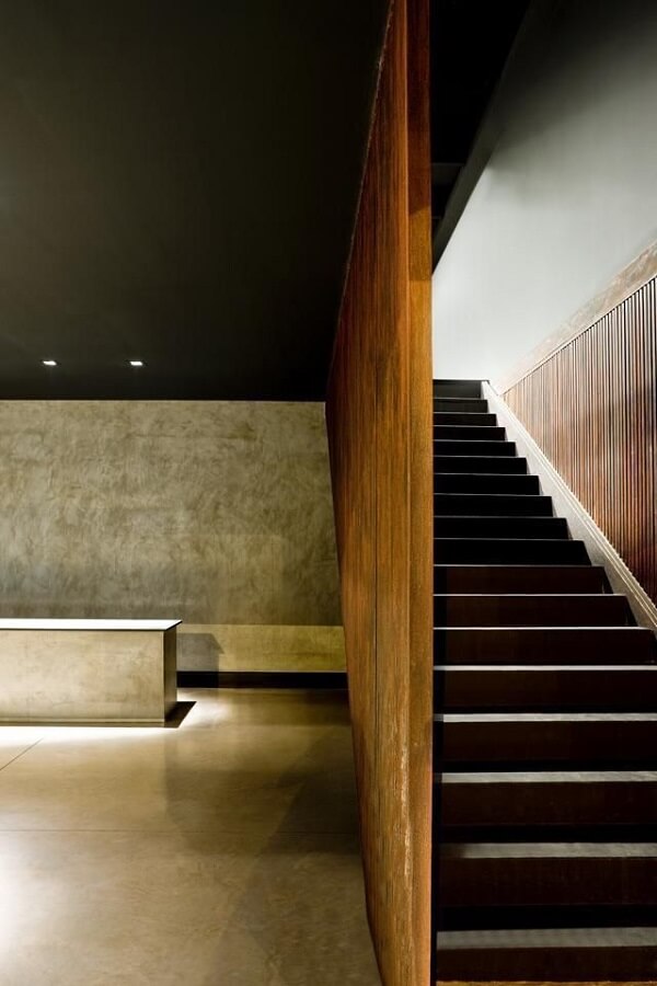 Escadas para casa em preto e corrimão de madeira