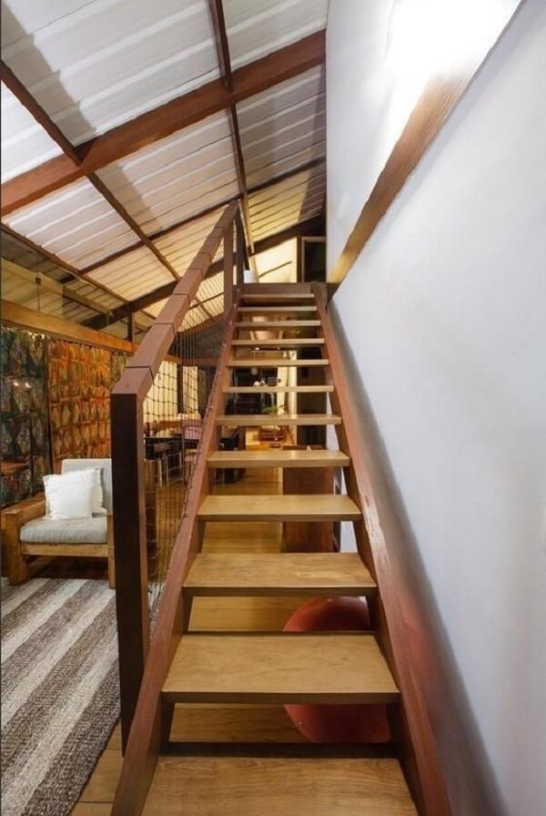 Escadas para casa feitas de madeira
