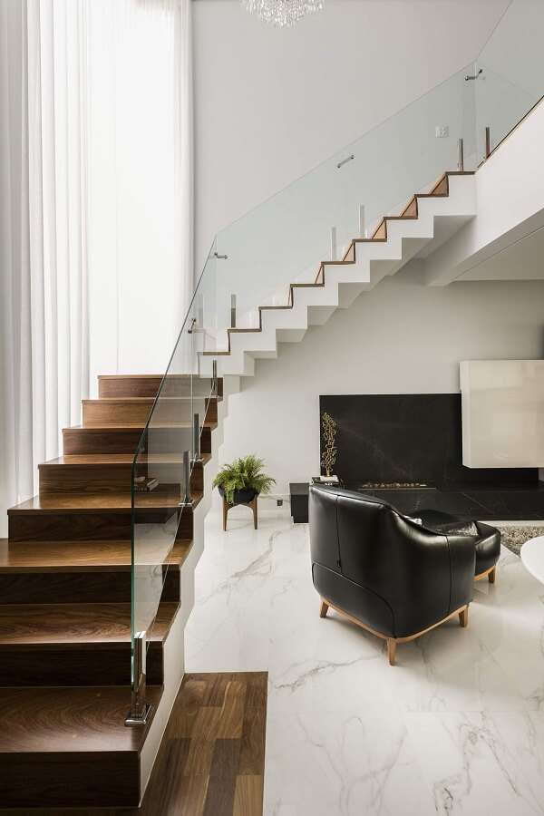 Escadas para casa moderna com revestimento amadeirado e piso da sala em marmore