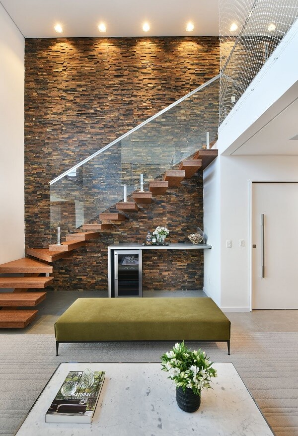 Escadas para casa moderna em madeira e corrimão de vidro
