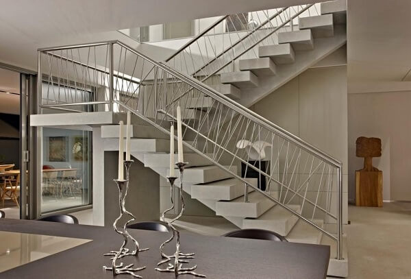 Escadas para casa moderna na cor branca