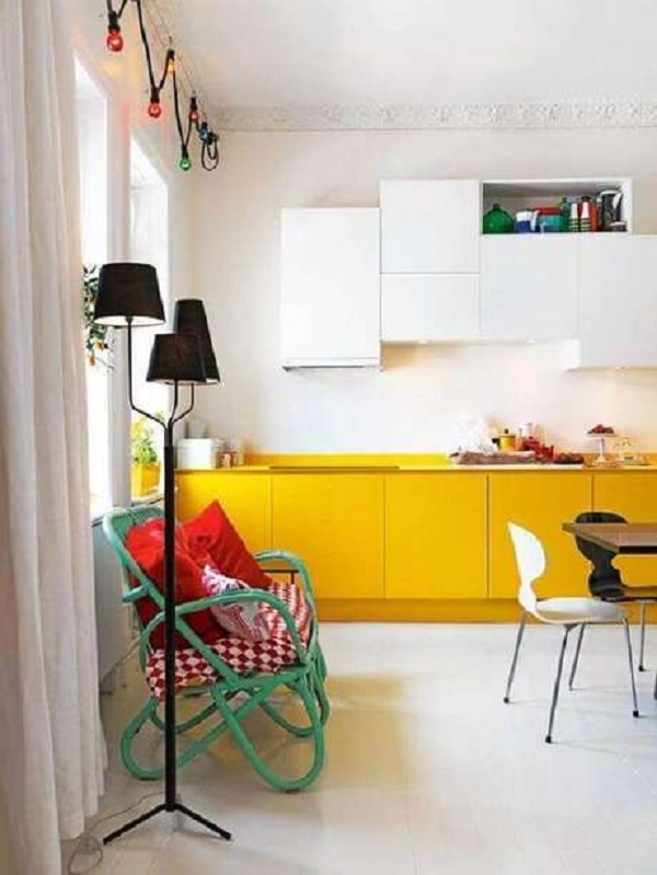 Escolha cores que combinam com amarelo para decorar sua cozinha alegre