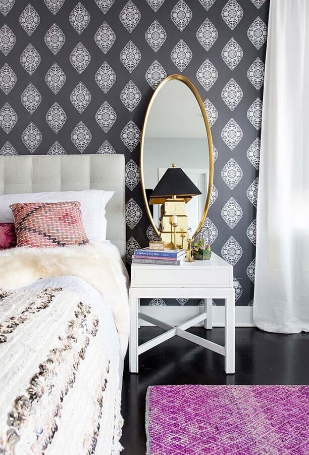 Espelho no quarto de casal decorado com papel de parede preto Foto Decor Fácil