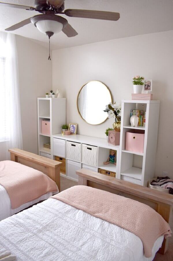 Espelho no quarto decorado com duas camas Foto Project Nursery