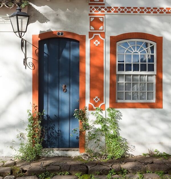 Fachada rústica com janela colonial. Fonte: Alex Uchoa