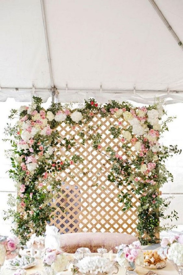 Festa com parede de flores para fotos
