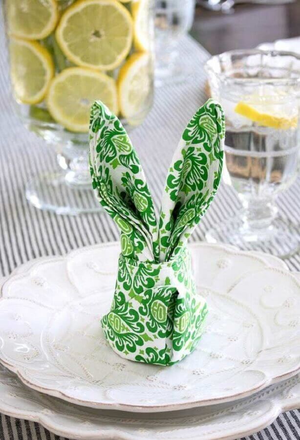 Guardanapo verde em formato de coelho para mesa de Pascoa decorada Foto Fresh IDEEN