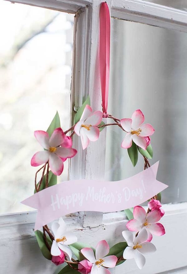 Guirlanda florida delicada são exemplos de ideias criativas para o dia das mães. Fonte: Decor Fácil