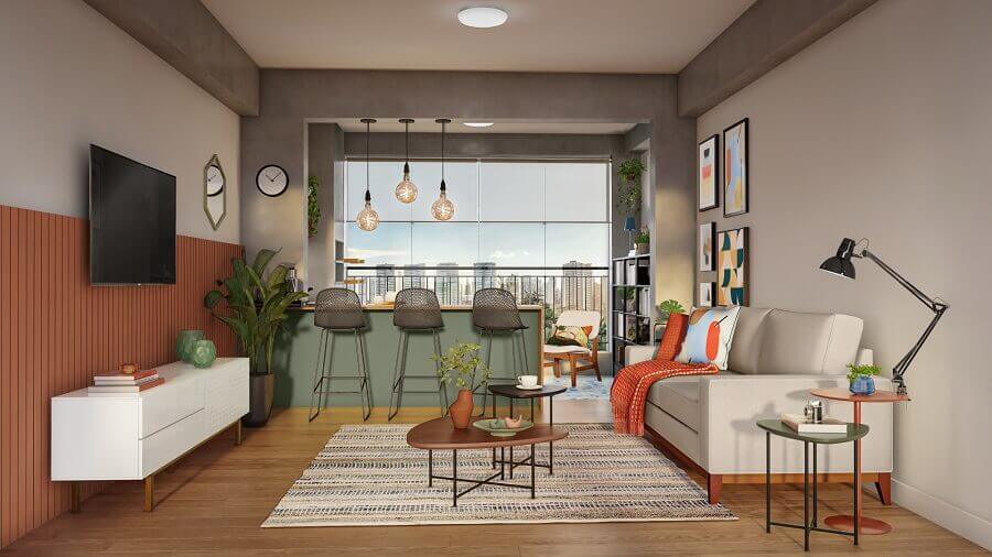 Ideia de apartamento com sala de estar e jantar decoradas com lambri na meia parede Foto Tok&Stok