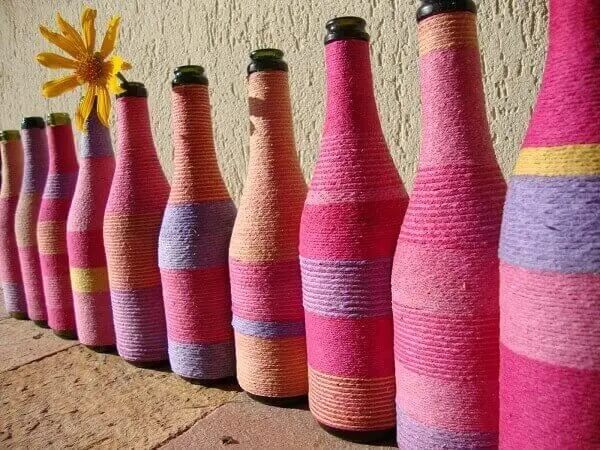 Ideias para o dia das mães: garrafa de vidro e barbante colorido. Fonte: Recicla Design