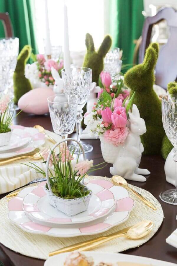 Ideia de mesa de Páscoa decorada com coelhos e grama Foto Clem Around The Corner