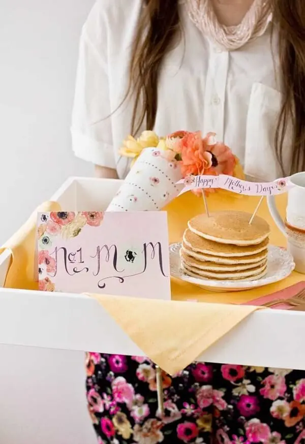 Ideias criativas para o dia das mães: prepare um café da manhã com itens que ela mais gosta. Fonte: Decor Fácil