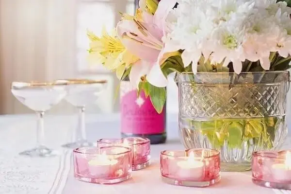 Ideias de decoração para o dia das mães: velas em formato de coração trazem um toque delicado. Fonte: Blog Wokgrill