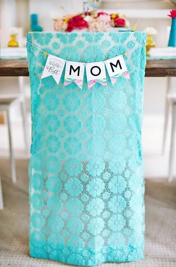 Ideias para o dia das mães: a cadeira também pode receber uma decoração especial. Fonte: Decor Fácil