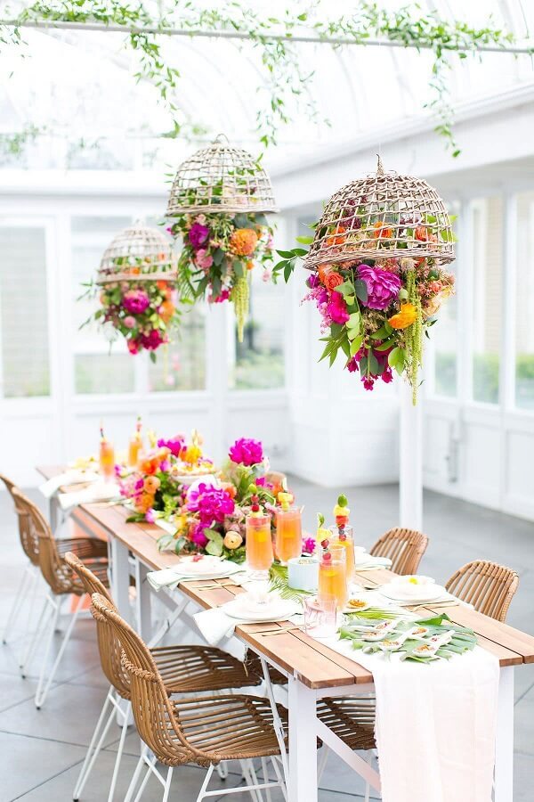 Ideias para o dia das mães: crie uma mesa colorida repleta de flores. Fonte: Decor Fácil