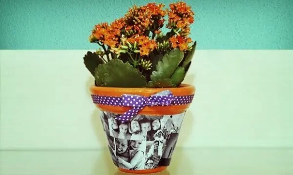 Ideias para o dia das mães: decoupage com fotos decora o vaso de flor. Fonte: Big Tudo Artesanato