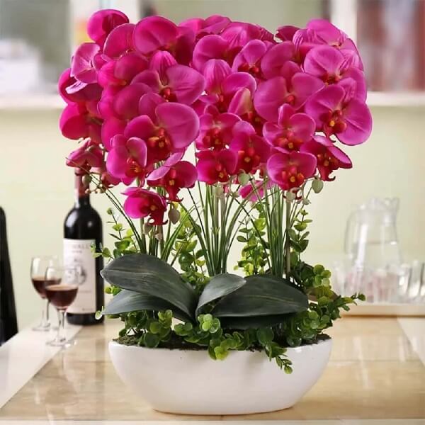 Invista em arranjo de flores artificiais para mesa de jantar com cores mais fortes. Fonte: Memorial Cards