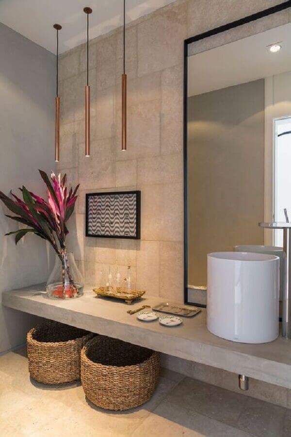 Luminária minimalista para decoração de banheiro moderno com bancada de cimento queimado Foto Roberta Devisate