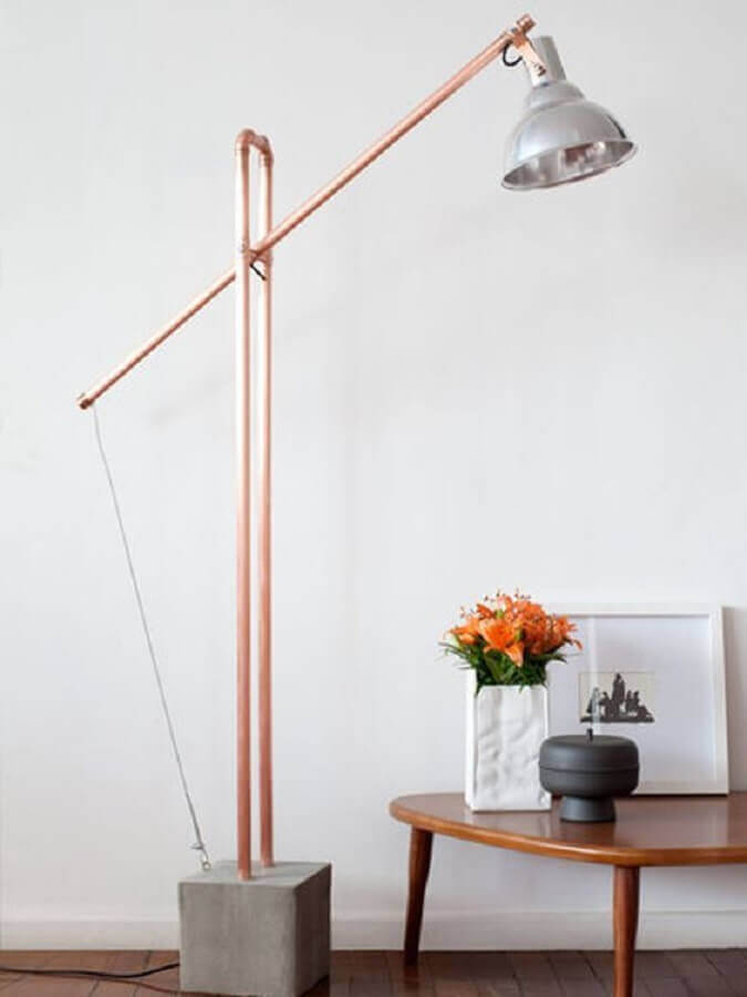 Luminária minimalista para sala decorada com mesa lateral de madeira Foto Zume Arquitectura