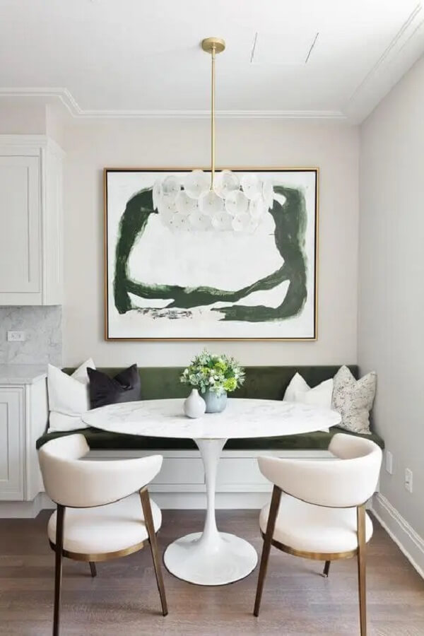 Lustre branco moderno e arranjo de flores para mesa de jantar. Fonte: Estúdio Carolina Nogueira
