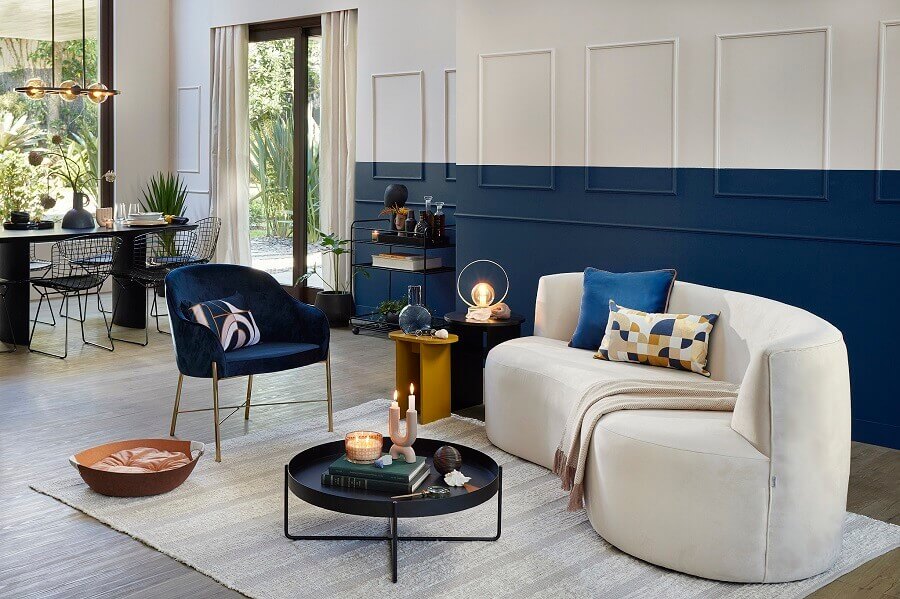Meia parede azul e branca com boiserie para sala de estar e jantar decoradas Foto TokEStok