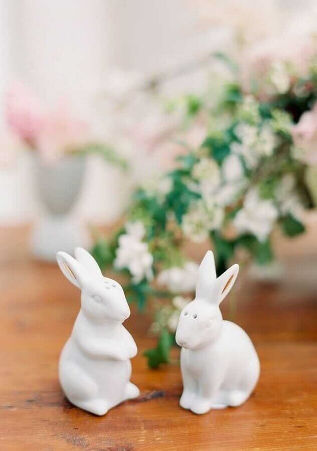 Mesa de Páscoa decorada com coelhos de porcelana Foto Kara's Party Ideas
