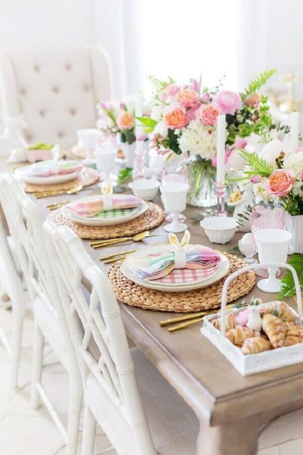 Mesa de Páscoa decorada com sousplat rústico e arranjo de flores coloridas Foto Kara's Party Ideas