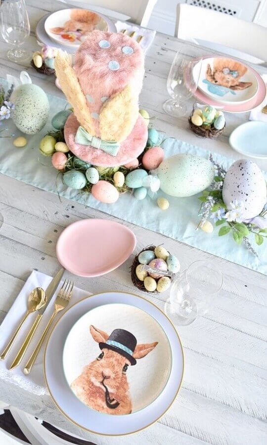 Mesa de Páscoa decorada em cores pastéis com prato temático Foto Project Nursery