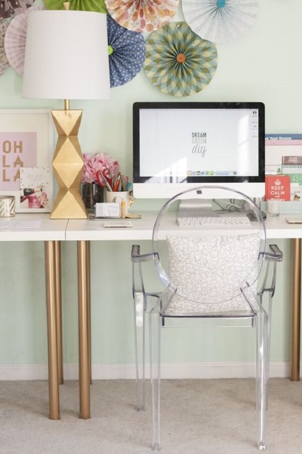 Mesa de escritório em casa com cadeira acrilico transparente e almofada estampada confortável
