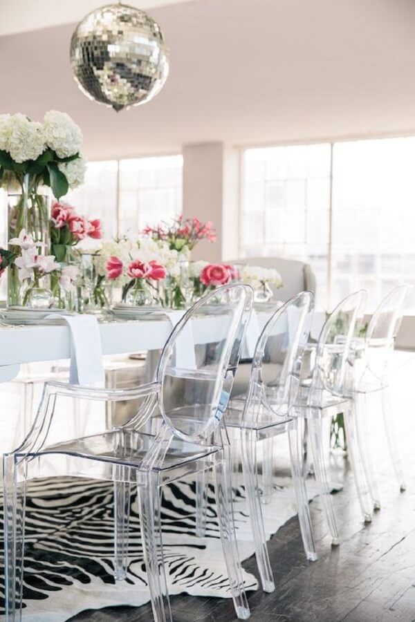 Mesa de jantar branca com cadeira acrilico transparente