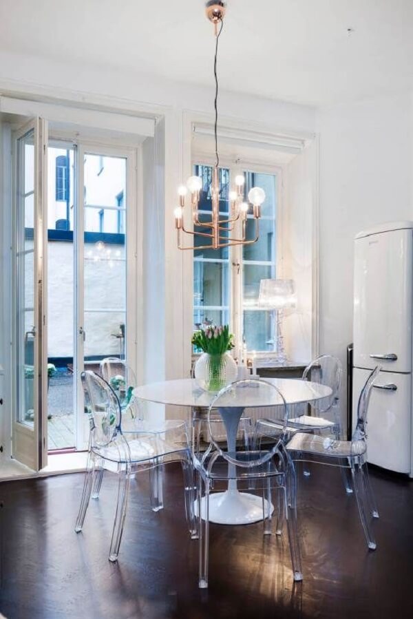 Mesa de jantar redonda com cadeira acrilico transparente