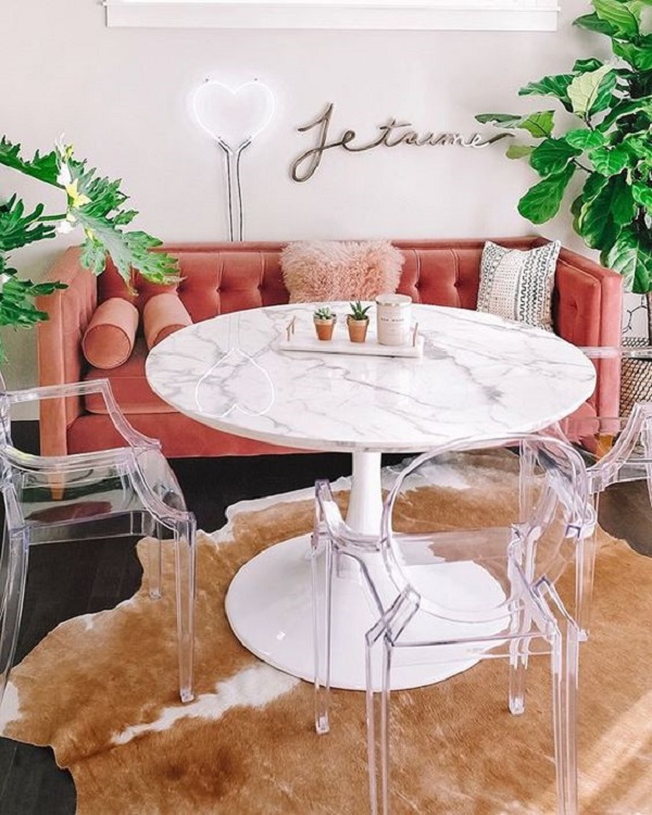 Mesa redonda marmorizada com cadeira acrilico transparente