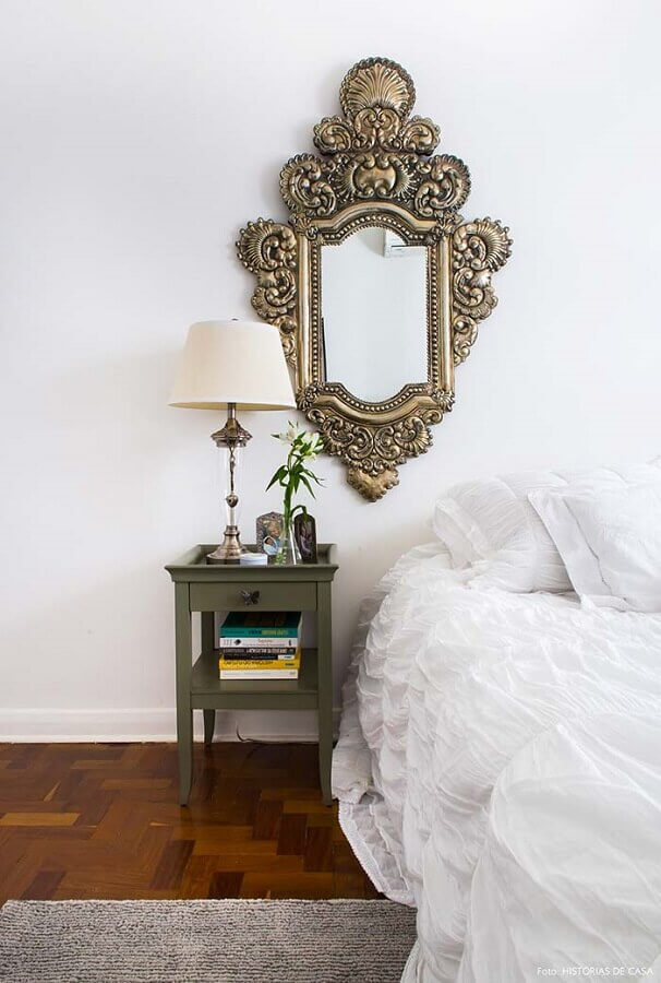Modelo antigo de espelho no quarto branco com decoração simples Foto OKKA
