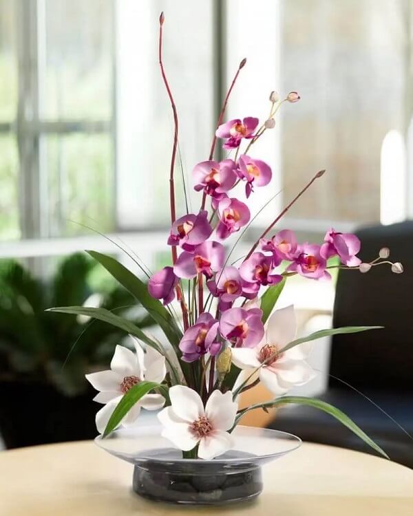 Modelo de arranjos para mesa de jantar com flores. Fonte: Garden Manage