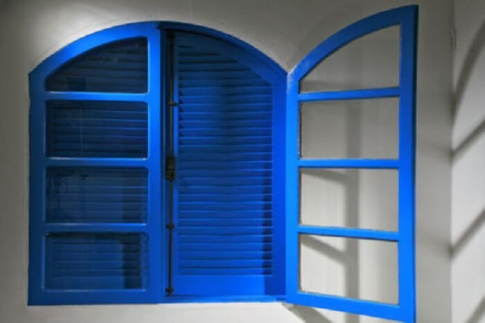 Modelo de janela colonial de madeira pintada de azul. Fonte: Decorei