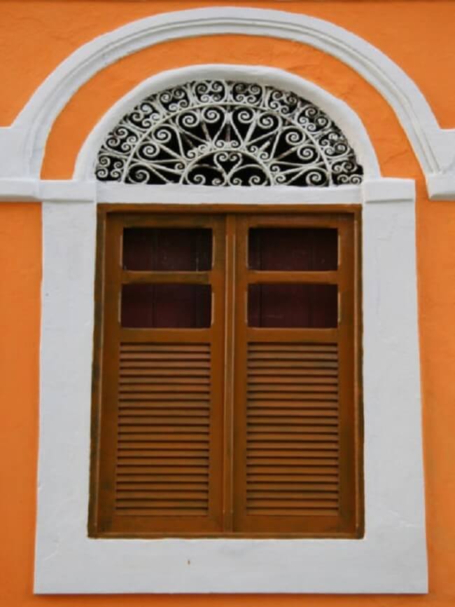 Modelo de janela colonial de madeira. Fonte: Decorei