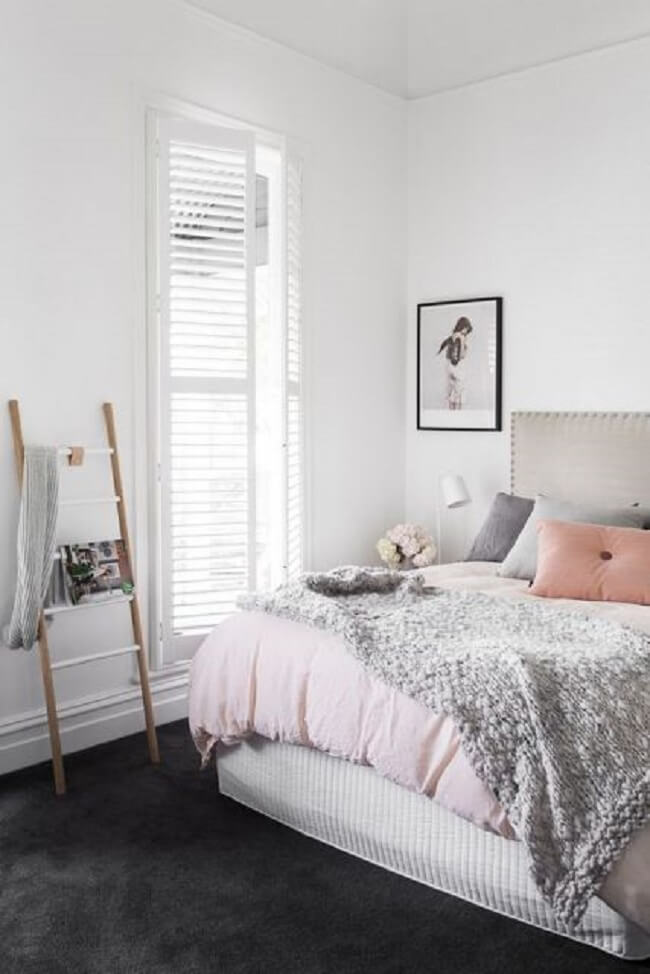O carpete para quarto escuro traz modernidade ao quarto. Fonte: Adore Home Magazine