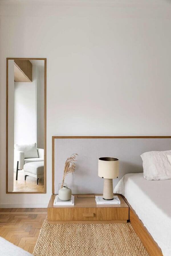 Objetos minimalistas para decoração de quarto de casal em cores claras Foto Voa Arquitetura