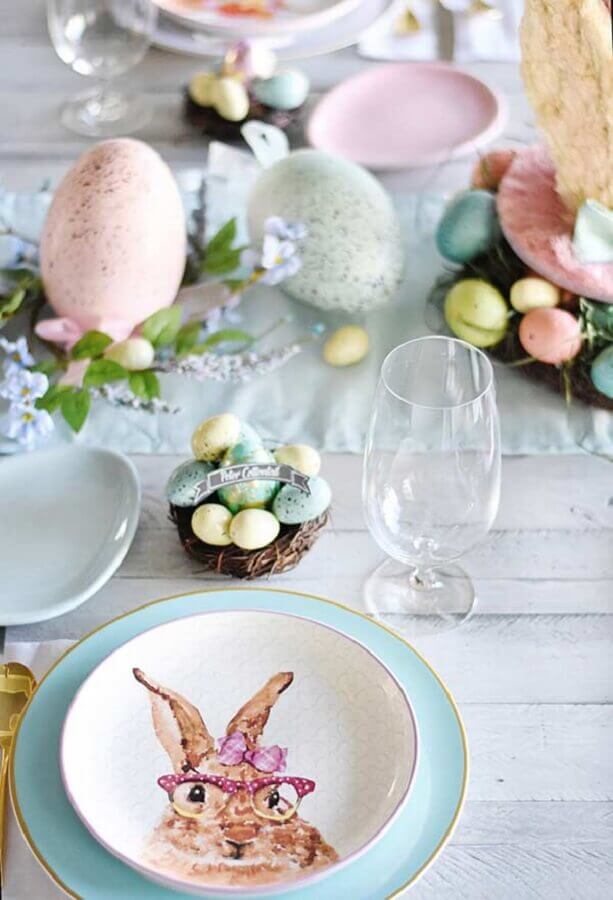 Ovos coloridos e prato de coelho para decoração de mesa de Páscoa Foto Decor Fácil