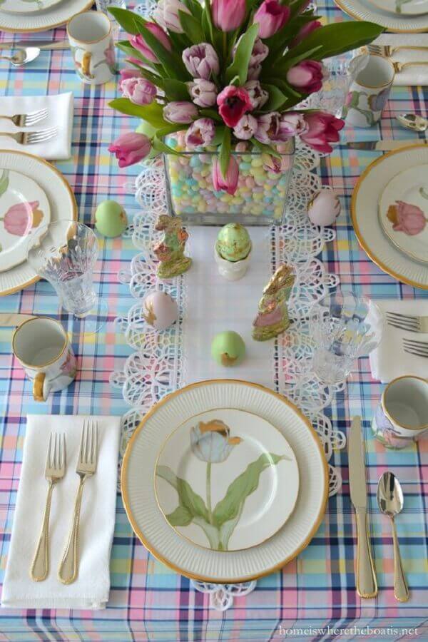 Ovos coloridos para decoração de mesa de Páscoa com toalha xadrez Foto Kara's Party Ideas